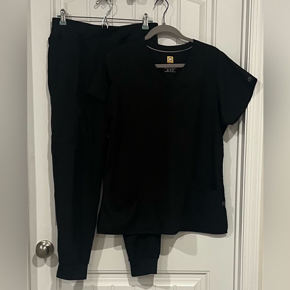 Wonderwinks Black Scrub Set